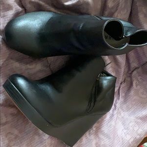 Black wedge heel bootie